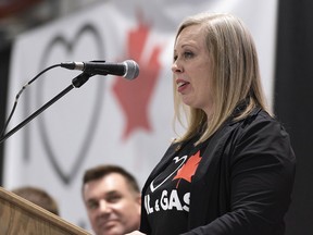 Die Senatorin von Saskatchewan, Denise Batters, die 2019 bei einer Pro-Pipeline-Kundgebung in Saskatchewan zu sehen war, startete eine Petition, in der sie forderte, Erin O’Toole als Vorsitzende der Konservativen Partei zu verdrängen.