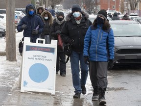 Einwohner warten am Mittwoch, den 22. Dezember 2021, vor einem Covid-19-Testzentrum in Montreal, Quebec, Kanada