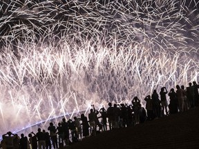 Ein Feuerwerk erhellt den Himmel über dem Hafen von Sydney, als die Uhr am 01. Januar 2022 in Sydney, Australien, Mitternacht schlägt.  Die Silvesterfeierlichkeiten verlaufen weiterhin etwas anders, da aufgrund der anhaltenden Coronavirus-Pandemie einige COVID-19-Beschränkungen bestehen bleiben.