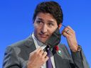 Premierminister Justin Trudeau nimmt während der UN-Klimakonferenz (COP26) in Glasgow, Schottland, Großbritannien, am 2. November 2021 seine Gesichtsmaske ab. 