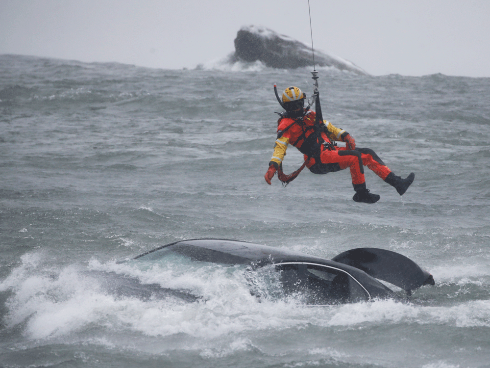 Woman Dead After Daring Rescue Attempt From Car Spotted Floating At Edge Of Niagara Falls 