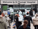 Menschen vor dem St. Thomas' Hospital im Zentrum von London am 23. Dezember 2021.