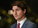 Premierminister Justin Trudeau hält während einer Pressekonferenz am 15. Dezember 2021 inne, am selben Tag, an dem seine Regierung die Kanadier aufforderte, nicht unbedingt notwendige Reisen einzuschränken. 