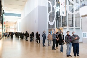 Eine lange Schlange schlängelt sich durch die Yorkdale Mall in Toronto, während die Leute darauf warten, am 16.