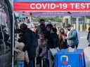 Menschen stehen an einem Popup-COVID-19-Teststandort in New York, USA, am 3. Dezember 2021 an. REUTERS/Jeenah Moon