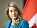 Die kanadische Außenministerin Melanie Joly sieht während einer Pressekonferenz mit dem Hohen Vertreter der Europäischen Union für Außen- und Sicherheitspolitik Josep Borrell (unsichtbar) als Die Europäische Union zu 