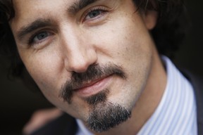 Justin Trudeau zeigt am 30. November 2011 in Ottawa seinen Movember-Schnurrbart.