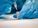 Eine Krankenschwester bereitet am 24. November 2021 in Montreal, Quebec, den Pfizer-BioNTech Covid-19-Impfstoff vor. 