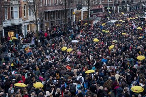 Les Pays-Bas sont le seul pays européen dont on peut dire qu'il a des restrictions COVID similaires avec l'Ontario ou le Québec, les rassemblements en plein air de plus de deux personnes étant actuellement interdits.  Sur cette photo du 2 janvier, des milliers de manifestants néerlandais anti-confinement peuvent être vus se rassembler dans les rues d'Amsterdam.
