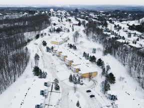 Nach einem Spaziergang auf den Schneeschuhpfaden, die den 30 Hektar großen Carriage Country Club umsäumen, etwas außerhalb von Barrie, können sich die Bewohner um Feuerstellen auf dem Gelände drängen.