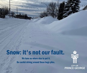 Nachdem sich die Bewohner der schneebedeckten Gemeinde Prince George, BC, immer wieder über die hoch aufragenden Schwaden beschwerten, die von städtischen Pflügen hinterlassen wurden, verbreitete das Rathaus dieses Bild auf ihren Social-Media-Kanälen.  