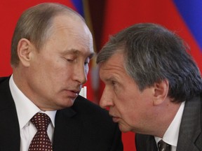 Rosneft-Präsident und Vorstandsvorsitzender Igor Setschin, rechts, spricht mit Russlands Präsident Wladimir Putin.