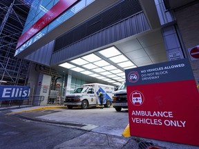 Ein Sanitäter kehrt am 5. Januar 2022 zu seinem Krankenwagen vor der Notaufnahme des Mount Sinai Hospital in Toronto, Ontario, zurück.