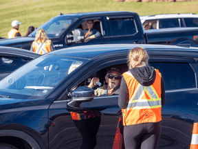 Die Fahrer zeigen den Arbeitern der Provinz an der Confederation Bridge in PEI am 7. Juli 2020 während der „Atlantic Bubble“, die dazu beigetragen hat, die Ausbreitung von COVID-19 in Kanadas atlantischen Provinzen einzudämmen.