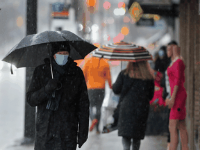 Fußgänger in Vancouver erhalten eine erste Regendosis, da am 11. Januar 2022 eine Regenwarnung für das Lower Mainland herausgegeben wurde, die voraussichtlich bis Donnerstag dauert.