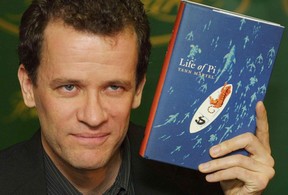 Der in Saskatoon lebende Autor Yann Martel hält auf diesem Foto von 2002 eine Kopie seines Bestsellers Life of Pi hoch.  Martel war letzte Woche einer der bemerkenswertesten Neuzugänge in den Order of Canada.  Andere neue Ernennungen waren der ehemalige Senator Murray Sinclair und die ehemalige stellvertretende Premierministerin von BC, Joy McPhail.  Klicken Sie hier für die vollständige Liste.