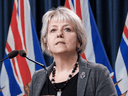 Die Gesundheitsbeauftragte der Provinz BC, Dr. Bonnie Henry, entwickelte sich von einer Befürworterin aggressiver Sperren zu einer Anführerin der Anklage, COVID-19 eher wie eine Grippe behandeln zu lassen.