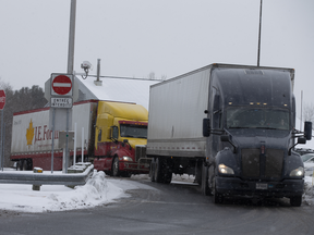 Am Freitag, den 14. Januar 2021 kommen Lastwagen aus den USA an der Grenze in St-Bernard-de-Lacolle, Quebec, Kanada, an. Der Mangel an Lkw-Fahrern, der jetzt durch Impfvorschriften an der Grenze noch verschärft wird, führt bereits zu leeren Regalen .