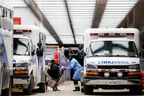 Ein Mitglied der Krankenwagenbesatzung bringt am 3. Januar 2022 einen Patienten im Mount Sinai Hospital in Toronto zur Welt. 
