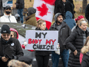 Während einer Kundgebung in Kingston, Ontario, am 14. November 2021 versammeln sich Menschen, um gegen COVID-19-Impfstoffmandate und Maskierungsmaßnahmen zu protestieren.