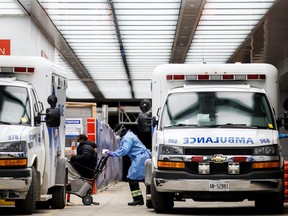Ein Krankenwagen bringt einen Patienten in das Mount Sinai Hospital, als Beamte vor einem 
