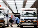 Eine Krankenwagenbesatzung liefert einen Patienten im Mount Sinai Hospital ab, wie Beamte vor a gewarnt haben 
