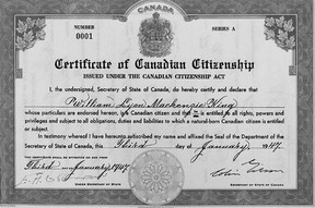 Deze week is het 75 jaar geleden dat iemand voor het eerst Canadees staatsburger werd.  Tot 1947 werden Canadezen beschouwd als Britse onderdanen.  De toenmalige premier, Mackenzie King, legde op 3 januari 1947 de eerste eed af om Canadees staatsburger te worden en ontving dit elegante certificaat.
