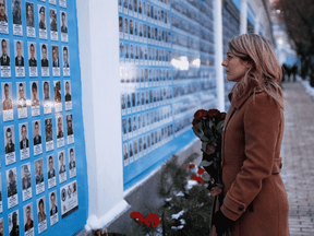 Kanadas Außenministerin Mélanie Joly besucht am 18. Januar 2022 in Kiew, Ukraine, ein Denkmal für ukrainische Soldaten, die bei einem jüngsten Konflikt in den östlichen Regionen des Landes getötet wurden.