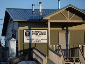 Die Abteilung des Nishnawbe Aski Nation Police Service ist am Freitag, den 27. April 2018 in Fort Severn, Ontarios nördlichster Gemeinde, zu sehen.