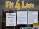Ein geschlossenes Fit 4 Less-Fitnessstudio ist am 5. Januar in Toronto zu sehen, nachdem die Regierung von Ontario neue Beschränkungen verhängt hatte.