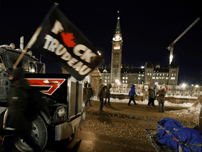 Demonstranten gegen COVID-19-Beschränkungen versammeln sich am 28. Januar 2022 auf dem Parliament Hill in Ottawa.