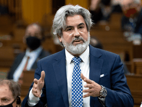 Das Mandatsschreiben von Bundeserbeminister Pablo Rodriguez weist ihn an, das „Mandat der CBC zu aktualisieren, um sicherzustellen, dass es die Bedürfnisse und Erwartungen des kanadischen Publikums erfüllt, mit einem einzigartigen Programm, das es von privaten Sendern unterscheidet“.