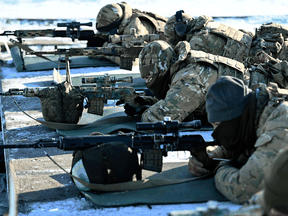 Russische Soldaten nehmen am 13. Januar 2022 an Übungen auf dem Kadamowski-Schießplatz in der Region Rostow in Südrussland teil.