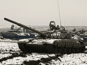 Russische T-72B3-Panzer nehmen am 12. Januar 2022 an Übungen auf dem Kadamowski-Schießplatz in der Region Rostow in Südrussland teil.