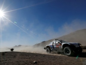 Der Rennwagen von Philippe Boutron und Mayeul Barbet im Einsatz während der zweiten Etappe der Rallye Dakar 2022.