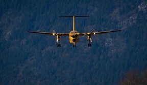 Die CC-115 Buffalo, ein langjähriger Veteran kanadischer Such- und Rettungseinsätze, absolvierte am Wochenende ihren letzten Einsatzflug.  Das Flugzeug wurde erstmals 1967 bei den kanadischen Streitkräften in Dienst gestellt, wo es die nächsten 55 Jahre bleiben sollte.  Zum Vergleich: 1967 war der Motorflug selbst erst 64 Jahre alt.