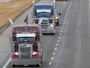 Lastwagen im „Freedom Convoy“ fahren am 24. Januar 2022 auf dem Trans-Canada Highway östlich von Calgary nach Osten. Der Konvoi fährt nach Ottawa, um gegen das COVID-19-Impfmandat der Bundesregierung für grenzüberschreitende Trucker zu protestieren bekommt jetzt eine größere Bedeutung, schreibt Rex Murphy.