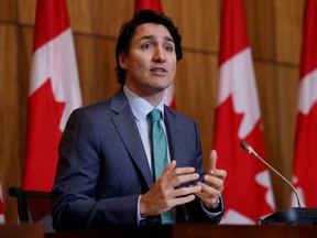 Premierminister Justin Trudeau nimmt am 5. Januar 2022 in Ottawa, Ontario, Kanada, an einer Pressekonferenz Teil, bei der sich die neueste Omicron-Variante als Bedrohung inmitten der Pandemie der Coronavirus-Krankheit (COVID-19) herausstellt.
