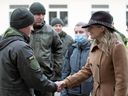 Die kanadische Außenministerin Melanie Joly besucht am 18. Januar 2022 das internationale Ausbildungszentrum der ukrainischen Nationalgarde im Dorf Stare in der Region Kiew, Ukraine.