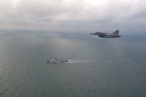Russische Amphibienschiffe werden von einem Flugzeug aus gesehen, als sie am 11. Januar 2022 in die Ostsee einfahren.