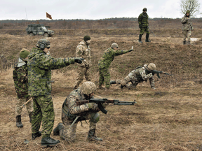 Kanadische Ausbilder der Joint Task Force – Ukraine bieten ukrainischen Soldaten in Starychi, Ukraine, am 3. März 2017 Anleitung und Sicherheitsunterstützung.