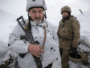 Ukrainische Soldaten stehen am 27. Januar 2022 in einem Graben an der Frontlinie im Gebiet Luhansk in der Ostukraine.