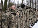 Zivilisten, darunter Tatiana, Left, eine 21-jährige Universitätsstudentin, die auch in einem militärischen Reserveprogramm eingeschrieben ist, nehmen an einem Samstag in einem Wald am 22. Januar 2022 in Kiew, Ukraine, am Training der Territorial Defense Unit teil.