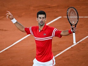 Serbiens Novak Djokovic feiert nach dem Sieg gegen den Spanier Rafael Nadal am Ende des Halbfinales im Herreneinzel bei den French Open 2021 in Paris am 11. Juni 2021.