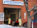 Mitarbeiter des Gesundheitsdienstes von Alberta führen am 30. Dezember 2021 am Teststandort Richmond Road in Calgary Drive-Through-COVID-19-Tests durch. Gavin Young/Postmedia