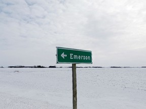 Ein Wegweiser für die kleine Grenzstadt Emerson, in der Nähe des Grenzübergangs Kanada-USA in Emerson, Manitoba.