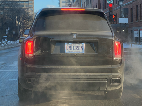 Ce propriétaire québécois de Rolls Royce ne faisait probablement que rendre hommage à la 15e lettre de l'alphabet grec lorsqu'il a acheté sa plaque de vanité.  Maintenant, ils sont en possession de l'immatriculation de véhicule la plus branchée de la province.