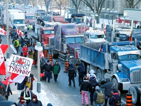 Lastwagen stehen in der Wellington Street in der Nähe der Parlamentsgebäude geparkt, während Lastwagenfahrer und ihre Unterstützer an einem Konvoi teilnehmen, um gegen COVID-Impfstoffmandate zu protestieren, 29. Januar 2022.