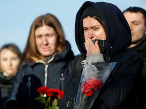 Menschen nehmen am 8. Januar 2022 an einer Gedenkfeier in Kiew, Ukraine, teil.