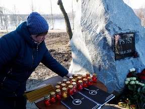 Ein Verwandter platziert eine Kerze während einer Gedenkzeremonie des Abschusses der PS752 im iranischen Luftraum in Kiew, Ukraine.